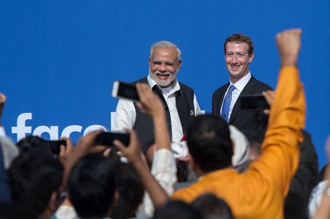 Премьер-министр Индии Нарендра Моди (слева) и генеральный директор Facebook Марк Цукерберг на встрече в Таунхолле в Калифорнии.