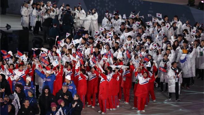 Сборная Северной Кореи и Сборная Южной Кореи идут вместе на Параде атлетов во время церемонии закрытия зимних Олимпийских игр в Пхенчхане в 2018 году на Олимпийском стадионе в Пхенчхане 25 февраля 2018 года в Пхенчхан-гуне, Южная Корея
