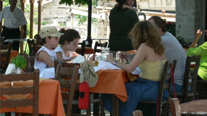 Семья в греческом кафе