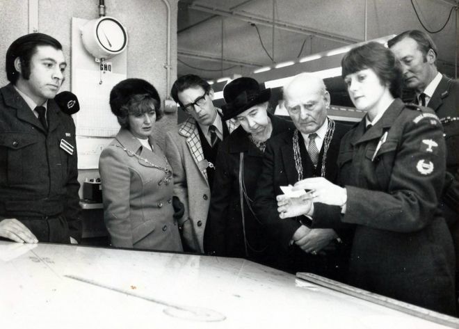 Энн Меткалф в 1960-х годах демонстрирует свою роль посещению высокопоставленных лиц в бункере Йоркской холодной войны