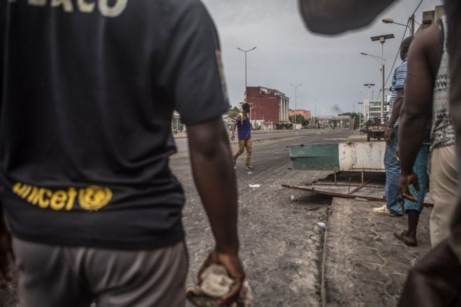 Protesters barricade the streets of Cadjehoun the stro<em></em>nghold of former president of Benin Thomas Boni Yayi on 2 May 2019, in Cotonou.