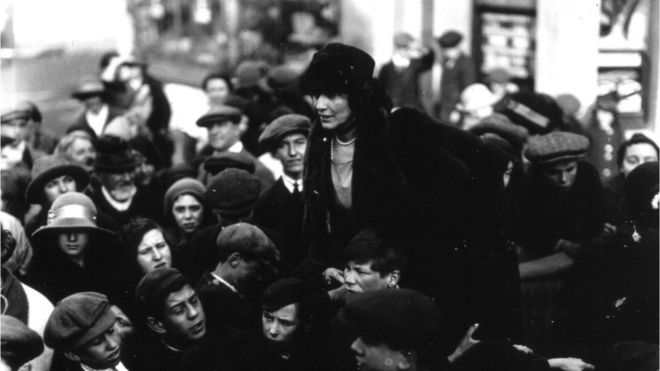 Lady Astor adıyla da bilinen Vikontes Nancy Witcher Lanhorne Astor 1919'da İngiltere'de Avam Kamarası'na giren ilk kadın vekil oldu. Kendisinden bir yıl önce Avam Kamarası'na seçilen ilk kadın olan Constance Markievicz, Sinn Fein'ın parti politikası uyarınca yemin edip göreve başlamamıştı.