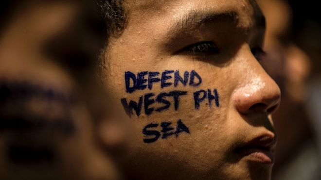 Активисты проводят акцию протеста перед консульством Китая в Маниле 10 июня 2016 года.