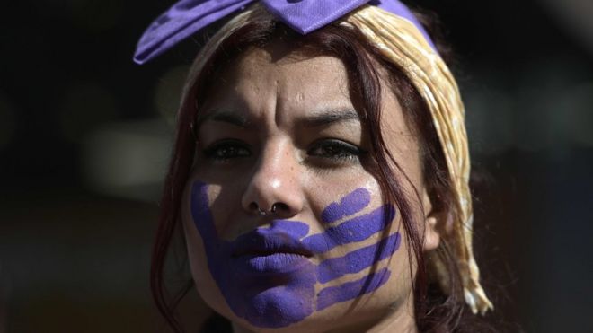 Женщина принимает участие в акции протеста в Международный день борьбы за ликвидацию насилия в отношении женщин в Буэнос-Айресе 25 ноября 2019 года.