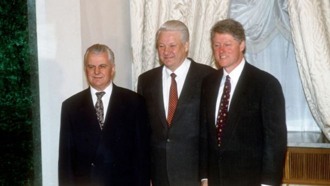 Moscow, 14/1/1994: Tổng thống Ukraine Leonid Kravchuk, tổng thống Nga Boris Yeltsin, và Tổng thống Mỹ Bill Clinton ký kết tuyên bố ba bên về giải trừ hạt nhân của Ukraine