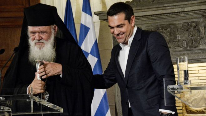Премьер-министр Греции Алексис Ципрас и архиепископ Иеронимос вместе во время встречи в особняке Максимоса