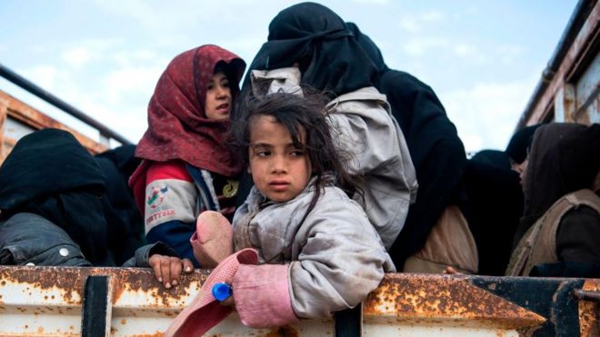 Suriye'nin doğusundaki Bağuz köyünden kaçan siviller (14 Şubat 2019)