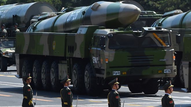 Военные машины несут ракеты DF-26 во время парада в Пекине