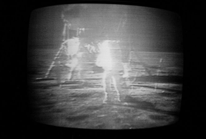 Размытое телевизионное изображение космонавтов на поверхности Луны