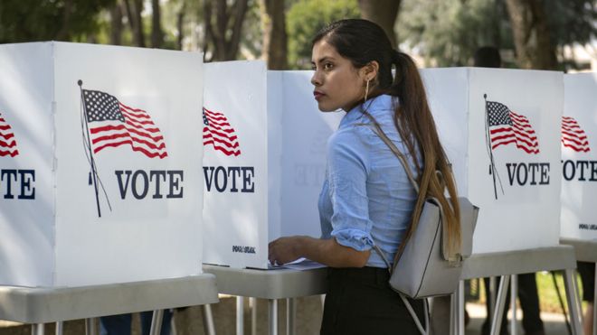 Девушка голосует в Лос-Анджелесе