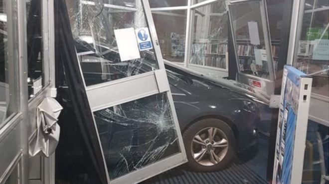 Автомобиль врезался в подъезд библиотеки Бриджмари