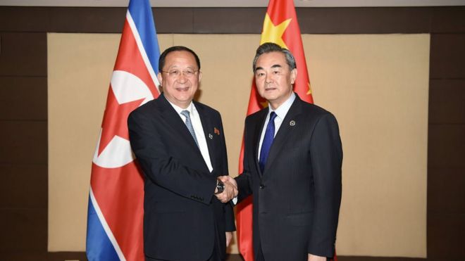 Министр иностранных дел Китая Ван Йи (R) обменивается рукопожатием с министром иностранных дел Северной Кореи Ри Йонг Хо (слева) во время их двусторонней встречи на полях форума региональной безопасности Ассоциации государств Юго-Восточной Азии (АСЕАН) в Маниле