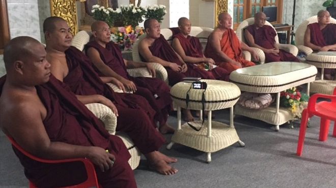 Фотография монахов с Ма Ба Та в интервью BBC