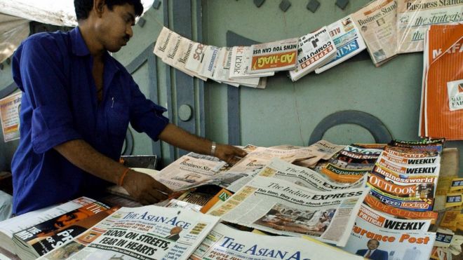 Индийский поставщик газет устраивает утренние издания