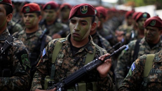 Члены специальных сил реагирования, объединенного армейско-полицейского подразделения, принимают участие в церемонии представления перед своим развертыванием для борьбы с бандитизмом в Сан-Сальвадоре, апрель 2016 года