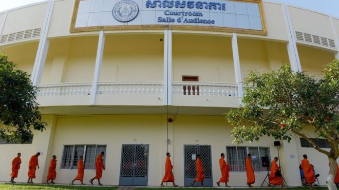 Буддийские монахи прибывают в здание суда, чтобы присутствовать на приговоре бывших лидеров красных кхмеров Кхиеу и «Брата № 2» Нуона Чеа в Чрезвычайных камерах в судах Камбоджи (ECCC) в Пномпене 16 ноября 2018 года