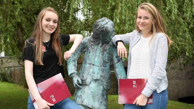 Ева Бэннон и Ева Уилсон собирают свои результаты в колледже Виктории в Белфасте