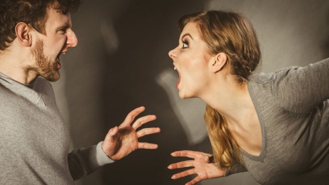 pareja discutiendo