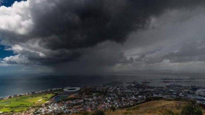 Alex De Kock alipiga picha hii akitazama kimbunga hicho kutoka kilima cha Signal Hill mjini Cape Town