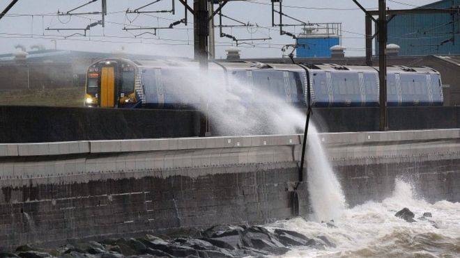 Поезд в Saltcoats во время шторма Барбара