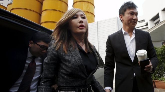 Основатель Церкви городского урожая Конг Хи (RH) и его жена Сан Хо, также известная как Хо Йеоу Сан, прибывают в суд в Сингапуре (21 октября 2015 года)