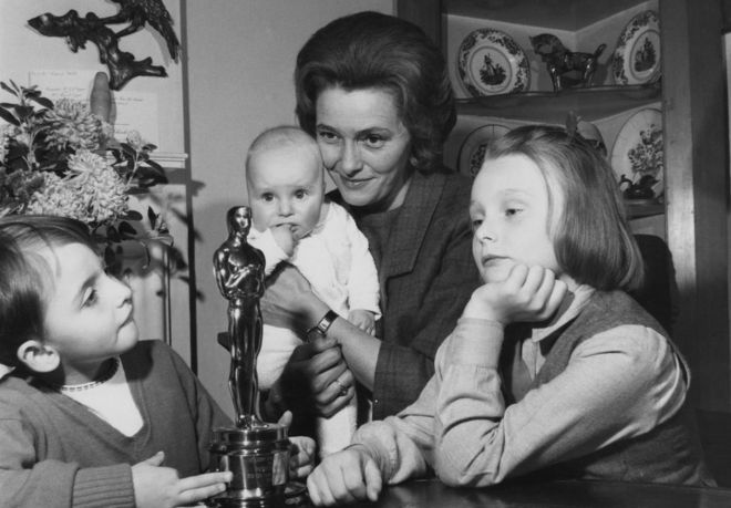 Патриция Нил дома в Грейт-Миссендене, Бакингемшир, со своими тремя детьми и своей статуэткой Оскара, которую она получила за роль в фильме «Худ», октябрь 1964 года. Слева направо: Тео, малышка Офелия, Патриция и Тесса. Отец детей - писатель Роальд Даль