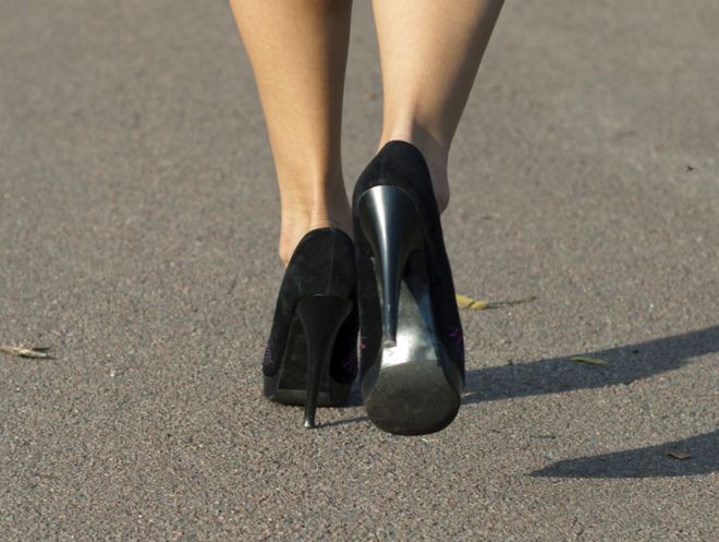 Крупный план ног женщины, идущей на каблуках
