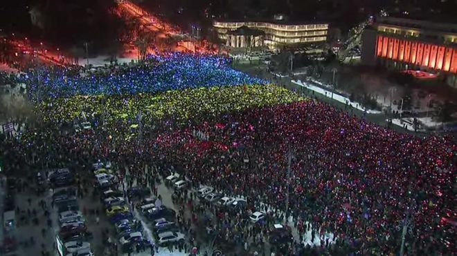Антиурядові протести в Румунії стали менш людними, але на вулиці все ще виходять десятки тисяч людей.