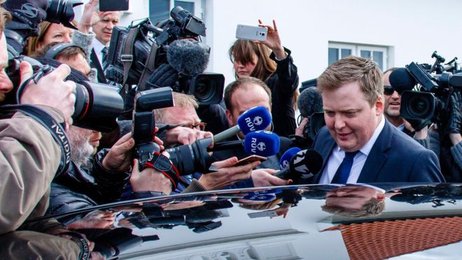 Prime Minister Sigmundur Gunnlaugsson leaves the residence of Iceland's President President Olafur Ragnar Grimsson after a meeting (5 April 2016)