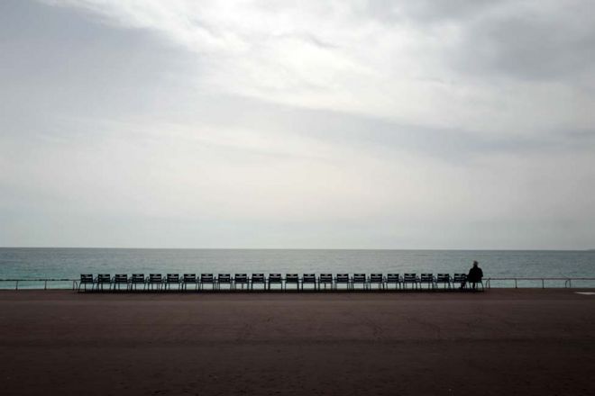 Um homem observa o mar Mediterrâneo em Nice, na França.