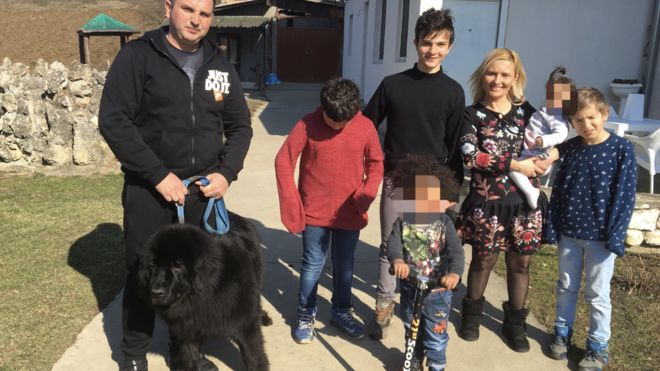 Porodica Novaković ispred svoje kuće u Bariču