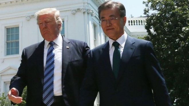 Rais Trump na mwenmzake wa Korea Kusini Jae-Moon. Mataifa yao yameonya kuishambulia Korea Kaskazini