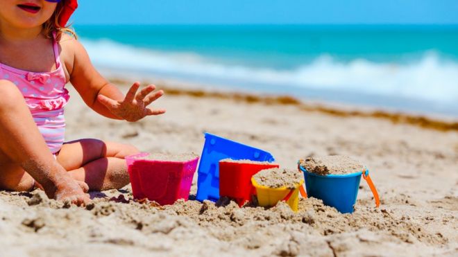 Ребенок играет на пляже