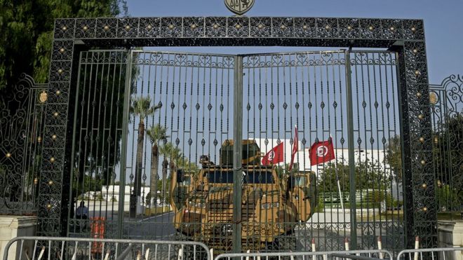 قام الجيش التونسي بتحصين مبنى البرلمان في العاصمة تونس في 26 يوليو/ تموز 2021 ، بعدما أقال الرئيس رئيس الوزراء وأمر بإغلاق البرلمان لمدة 30 يوما.