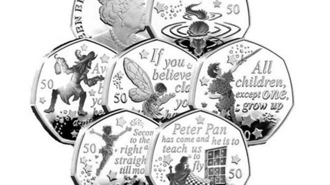 Шесть монет с изображением персонажей и цитаты из Питера Пэна