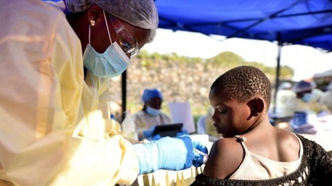 Медицинский персонал, вводящий вакцину против Эболы в Гоме