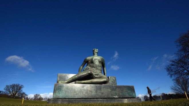 Сидящая драпированная женщина в парке скульптур Йоркшира в Уэйкфилде
