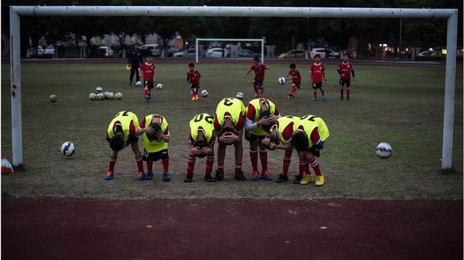 дети играют в футбол в Китае