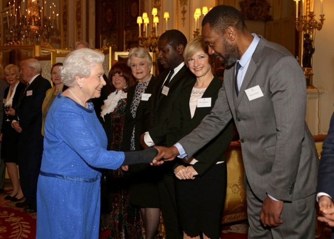 Королева Елизавета II встречает гостей, в том числе Ленни Генри, на приеме по драматическому искусству в Букингемском дворце 17 февраля 2014 года в Лондоне