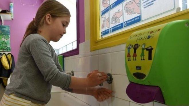 Girl washes her hands in Saint-Aubin-du-Cormier (07/05/20)