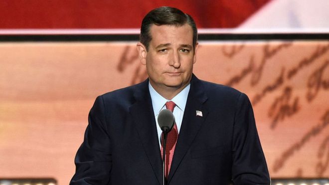 Тед Круз хмурится во время своего выступления на Республиканском национальном съезде.