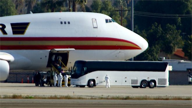 搭乘美國武漢撤僑包機旅客在加州馬奇空軍預備役基地登上旅遊大巴前往隔離檢疫設施（29/1/2020）