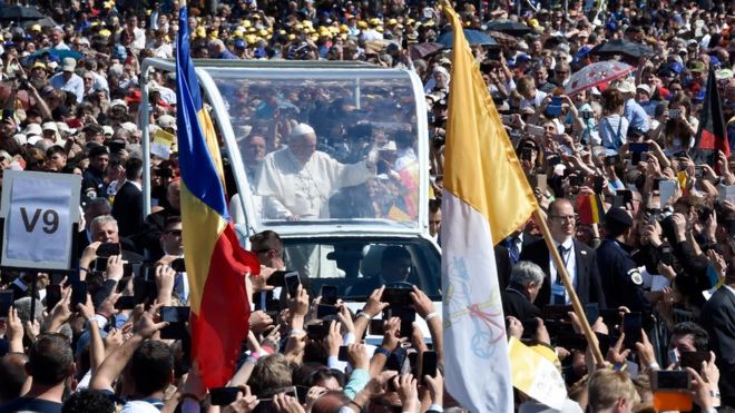 Папа Римский Франциск благовествует семь греко-католических епископов на церемонии в Румынии