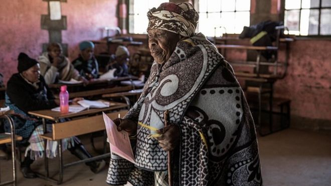 Женщина из Мосото идет, чтобы отметить свой избирательный бюллетень во время всеобщих выборов в Лесото на избирательном участке 3 июня 2017 года в отдаленной деревне Ньякособа