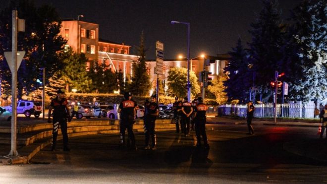 Полиция стояла на страже у турецкого военного штаба в Анкаре