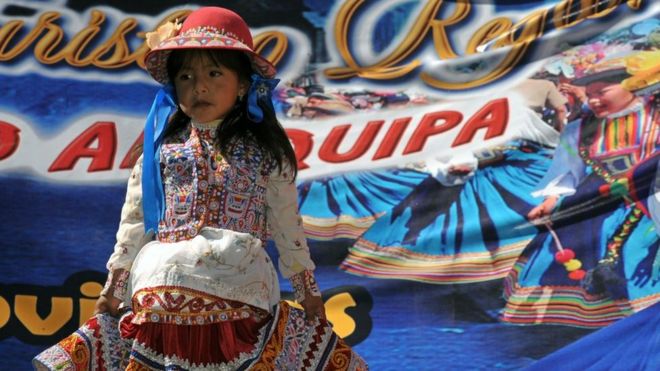 Una niña vestida con traje tradicional en Arequipa, Perú, el 1 de agosto de 2010.