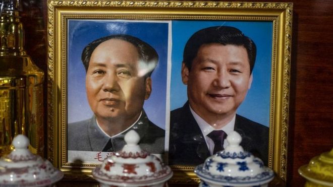 Portarretrato con la foto de Mao y de Xi.