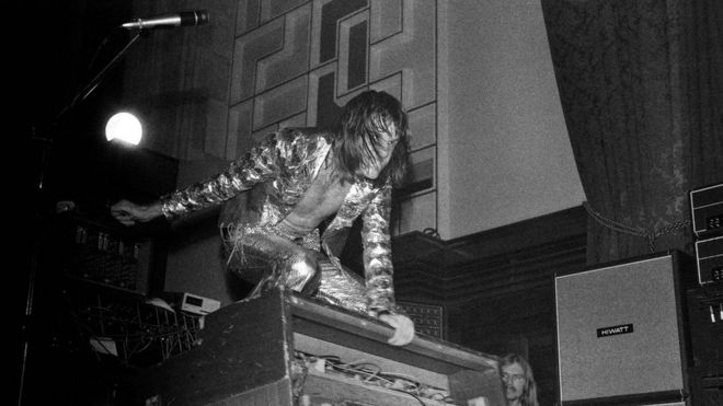 Кит Эмерсон, изображенный на первом концерте ELP в Плимутской ратуше в августе 1970 года