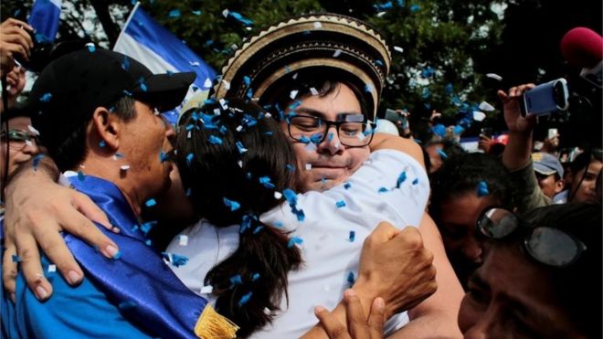 Лидера оппозиции Юбранка Суазо, который, согласно местным СМИ, был арестован за участие в акции протеста против правительства президента Никарагуа Даниэля Ортеги, приветствуют соседи после освобождения из тюрьмы Ла Модело в Масайе, Никарагуа, 11 июня 2019 года