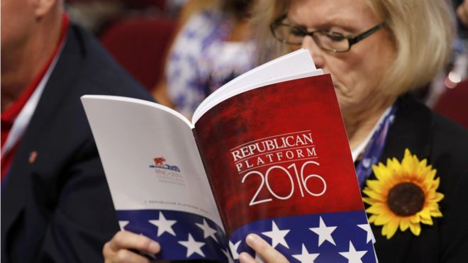 Женщина читает платформу Республиканской партии